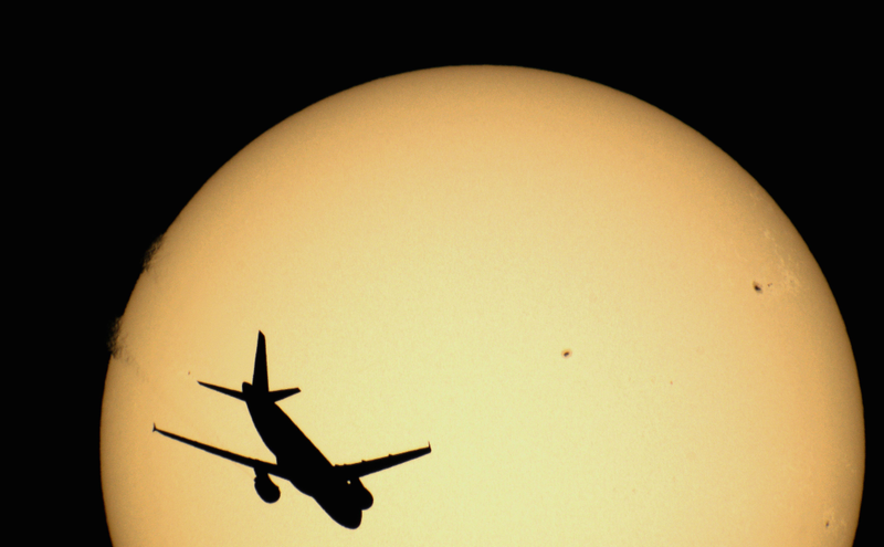 Illustration for article titled Perfectly Timed Pics of Airplanes Silhouetted Against the Sun and Moon